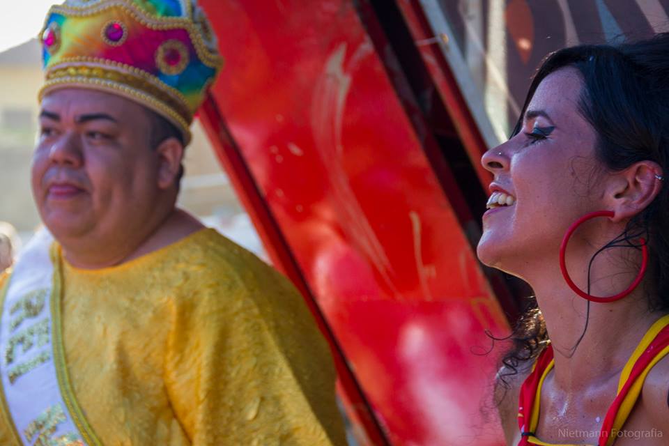 Confira a irreverência dos foliões