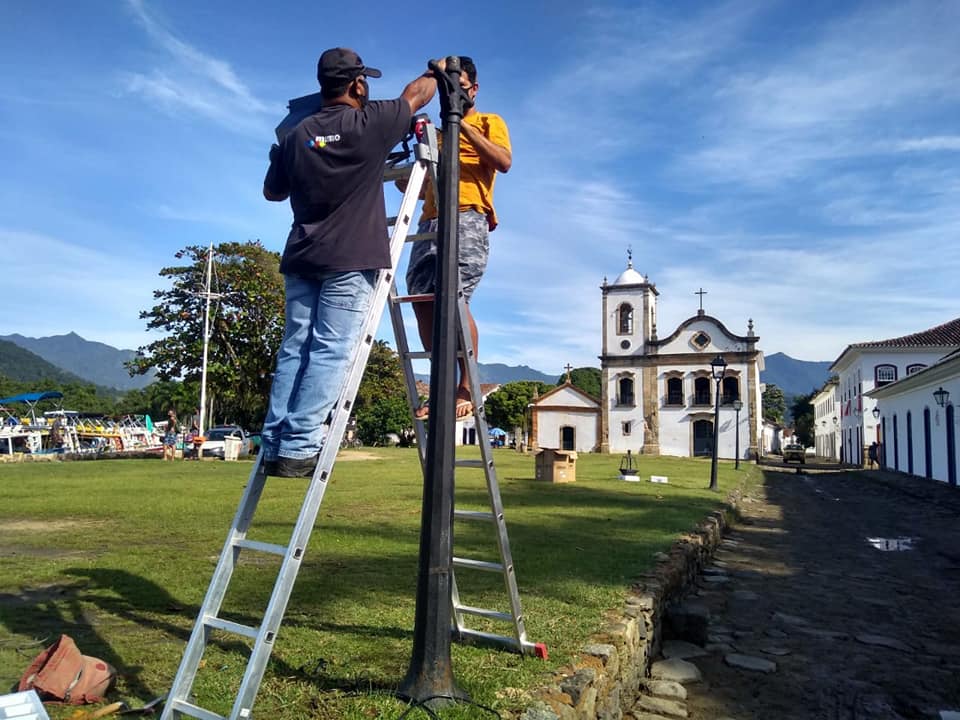 Secretaria de Turismo recebe doação de luminárias para o Centro Histórico