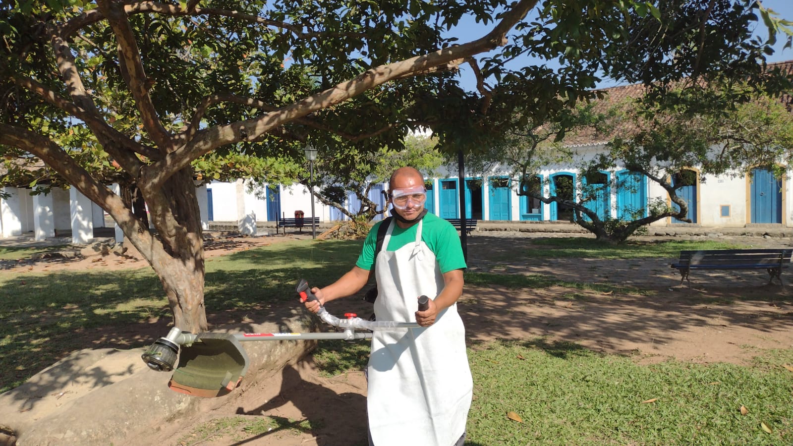 Paraty Convention adquire e doa máquina roçadeira para Sectur