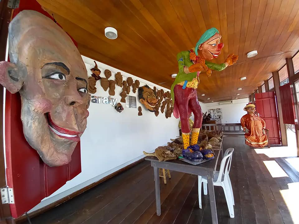 Exposição de bonecos e máscaras em papel machê